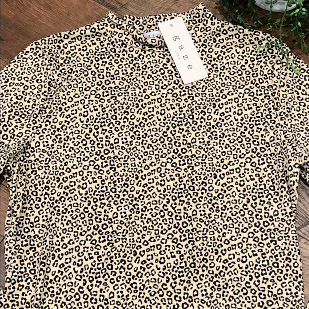 Gaze mock neck top